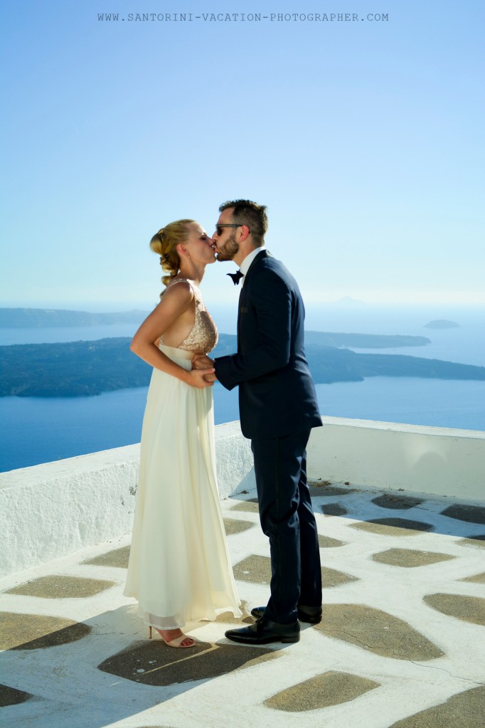 Santorini_non-tradicional_wedding_Skaros_rock_photographer_Anna_Shulte-13