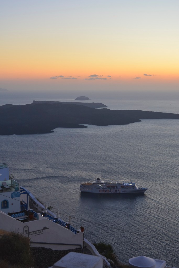 Santorini-cruise-ship-sunset-photography