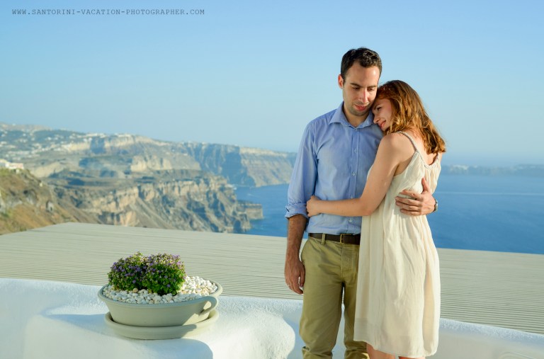 Santorini_photo_session_photographer_couple_in_love-3