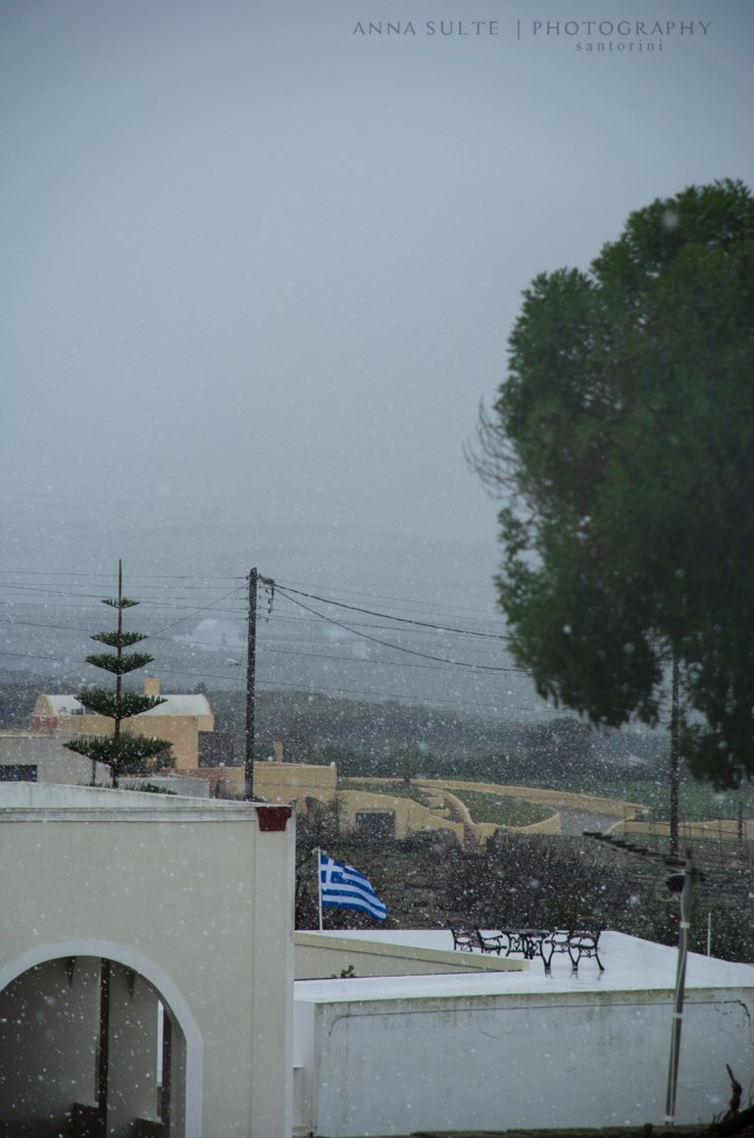 Snow-in-Santorini-2015-winter (4)
