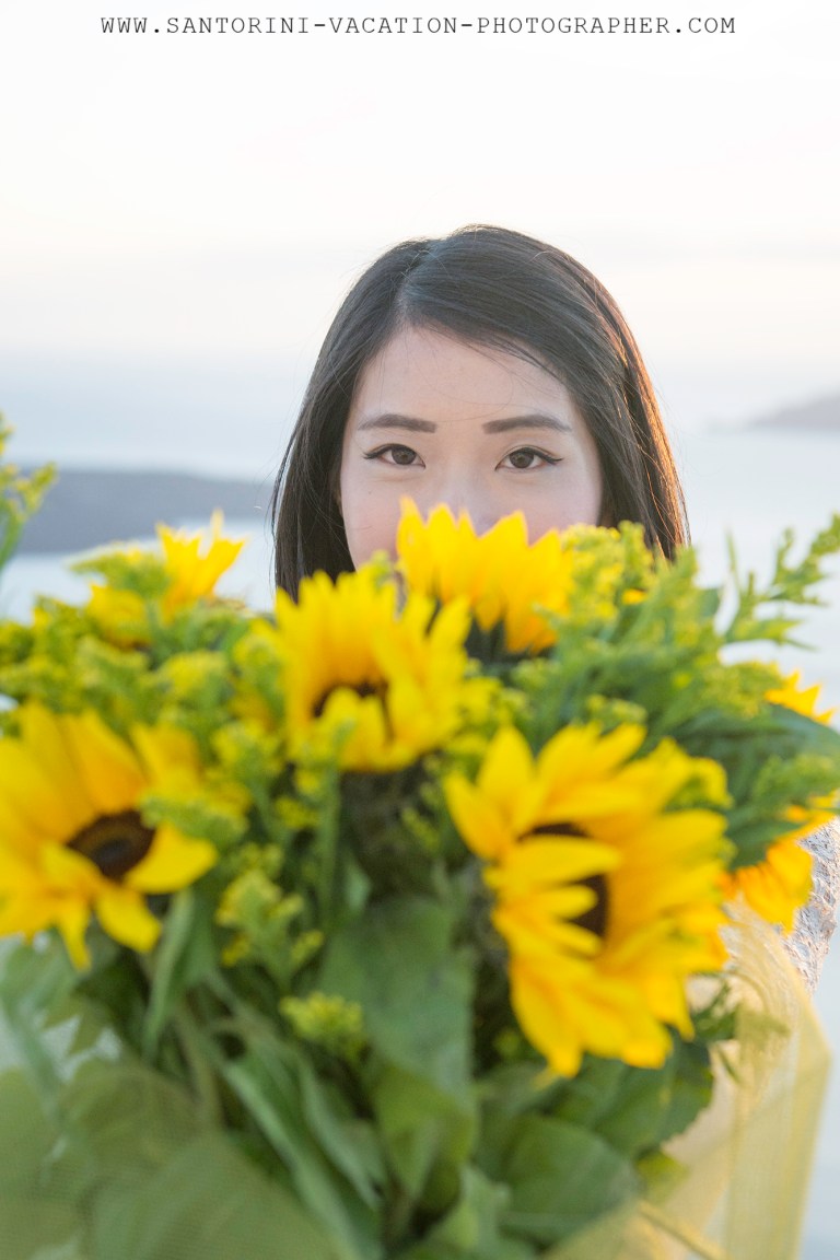 Santorini-photo-shoot-flowers-elegant