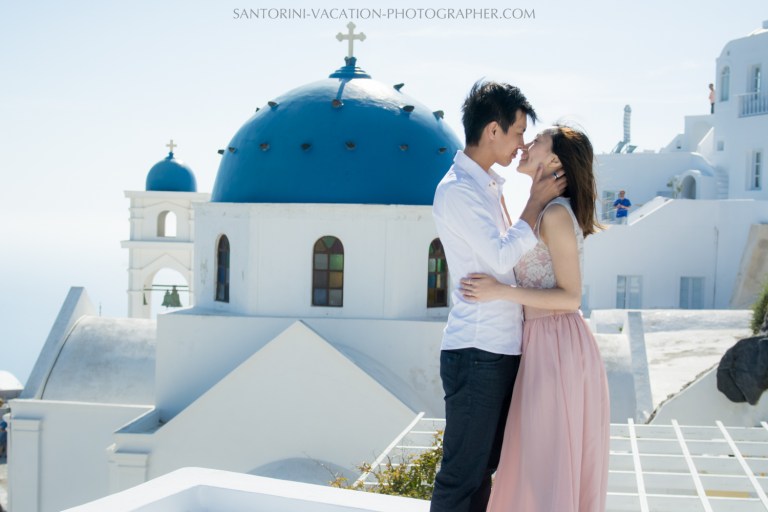 Photo session in font of blue santorini domes