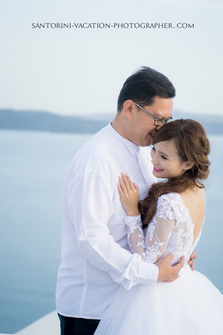 Romantic photo shoot in Santorini Greece