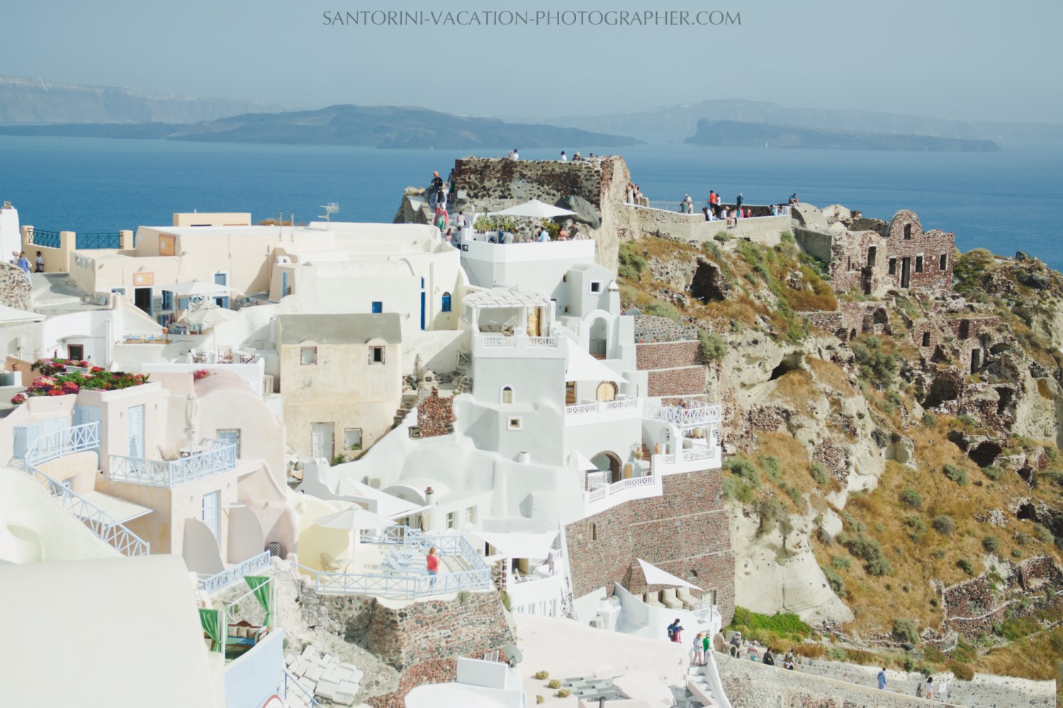 Oia-santorini-village-white-houses-castle-001
