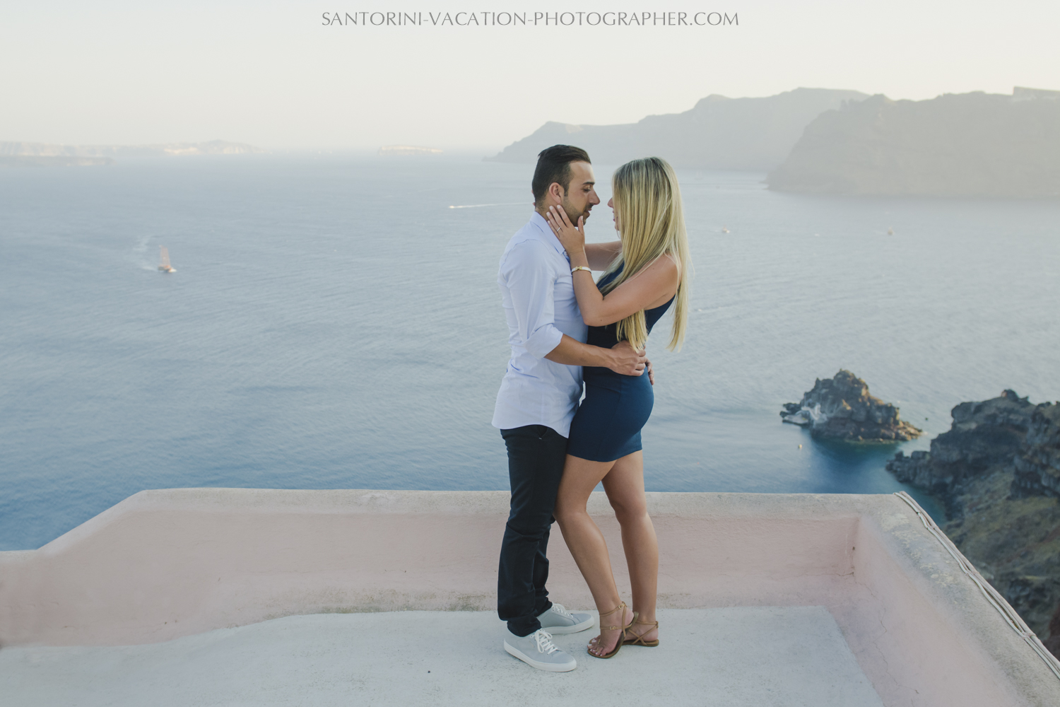 Santorini-sunset-photo-shoot-in-oia-thera-island-summer-travel-experience-004