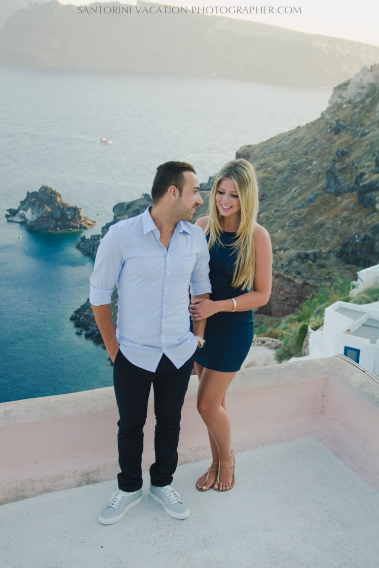 Santorini-sunset-photo-shoot-in-oia-thera-island-summer-travel-experience-006