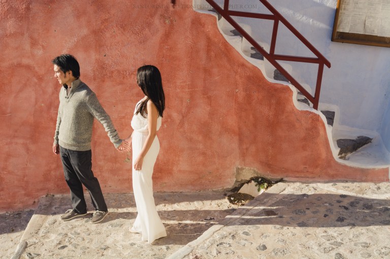 Santorini-photo-session-lifestyle-portrait-romantic-walk-oia-001