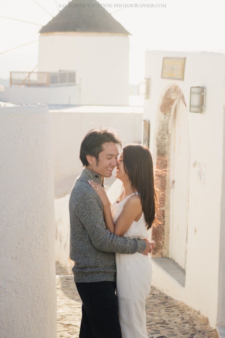 Santorini-photo-session-lifestyle-portrait-romantic-walk-oia-002