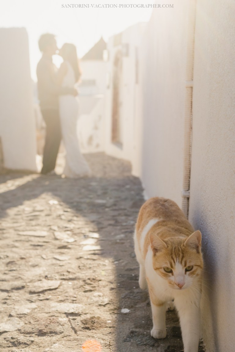 Santorini-photo-session-lifestyle-portrait-romantic-walk-oia-003