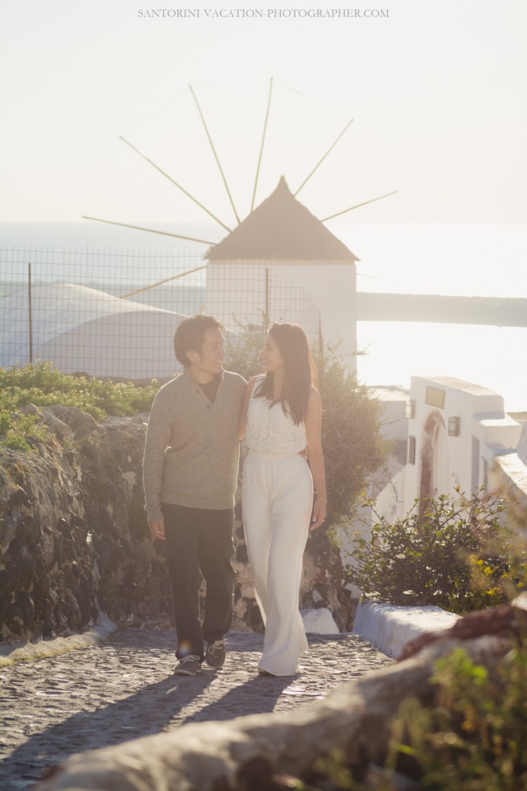 Santorini-photo-session-lifestyle-portrait-romantic-walk-oia-005