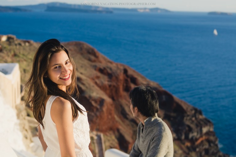 Santorini-photo-session-lifestyle-portrait-romantic-walk-oia-006