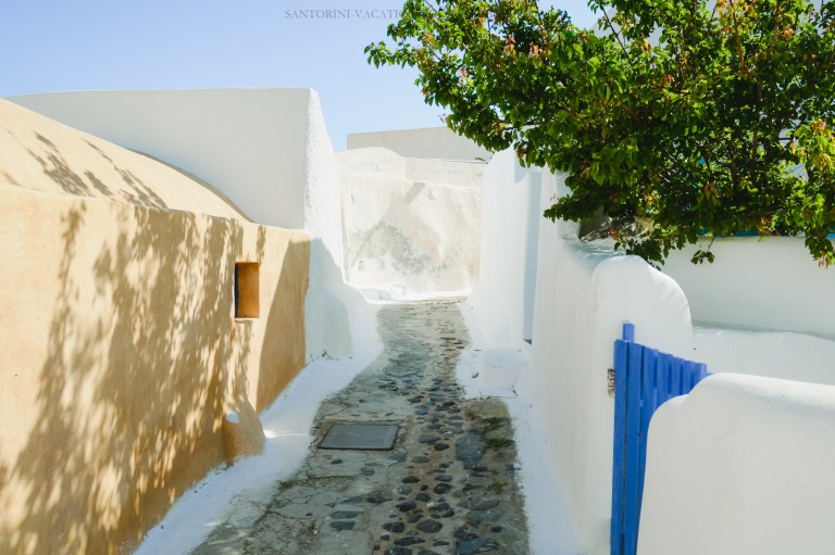 Close-to-oia-village-finikia-santorini-greece-003