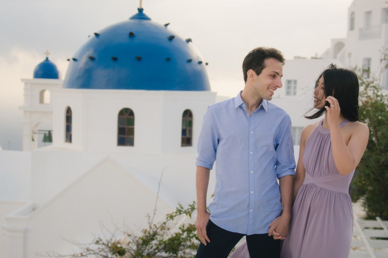 Santorini-photo-shoot-relaxed-natural-soft-couples-session-Anna-Sulte-002