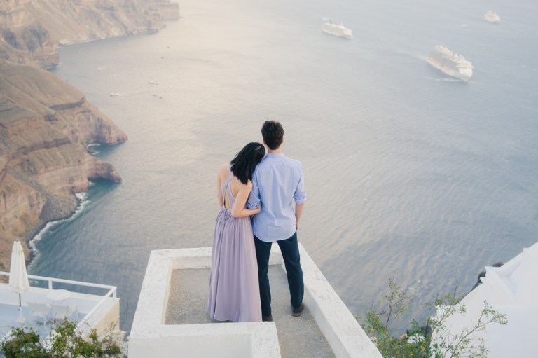 Santorini-photo-shoot-relaxed-natural-soft-couples-session-Anna-Sulte-003
