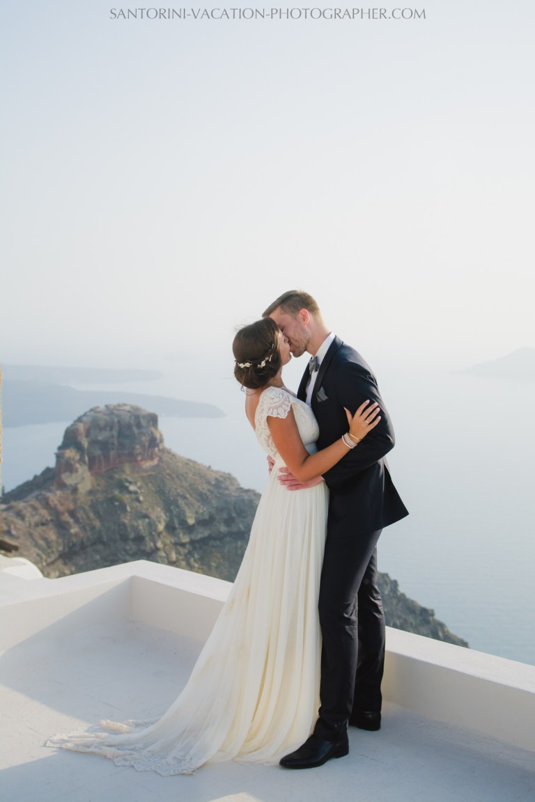 santorini-photographer-couples-photo-session-vacation-honeymoon-4