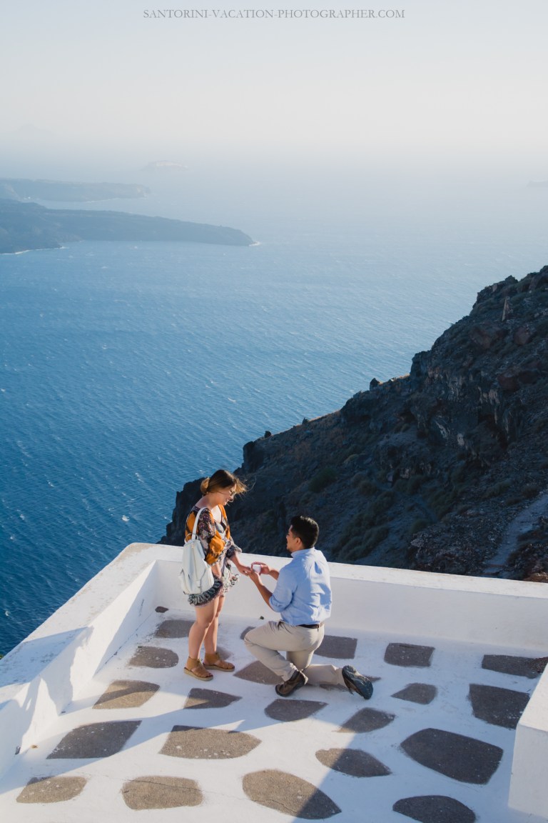 intimate-proposal-moments-in-santorini-imerovigli-003