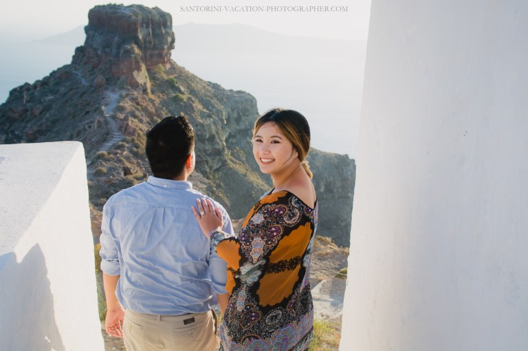 intimate-proposal-moments-in-santorini-imerovigli-005
