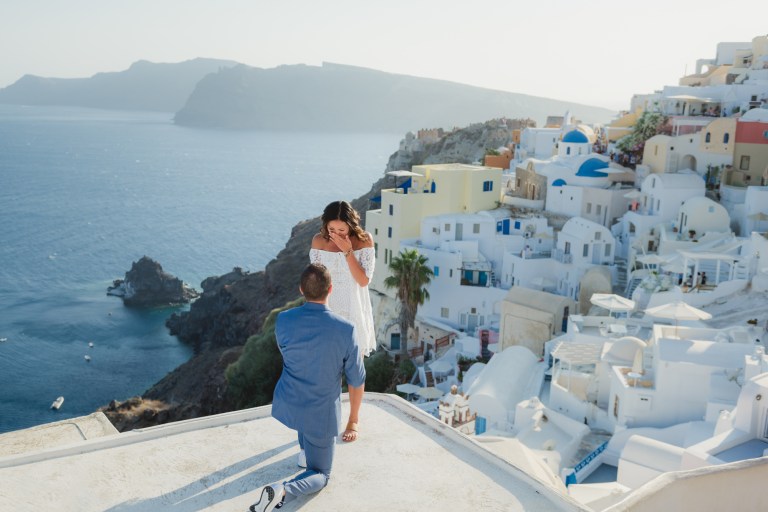 Santorini-proposal-engagement-session-Anna-Sulte-003