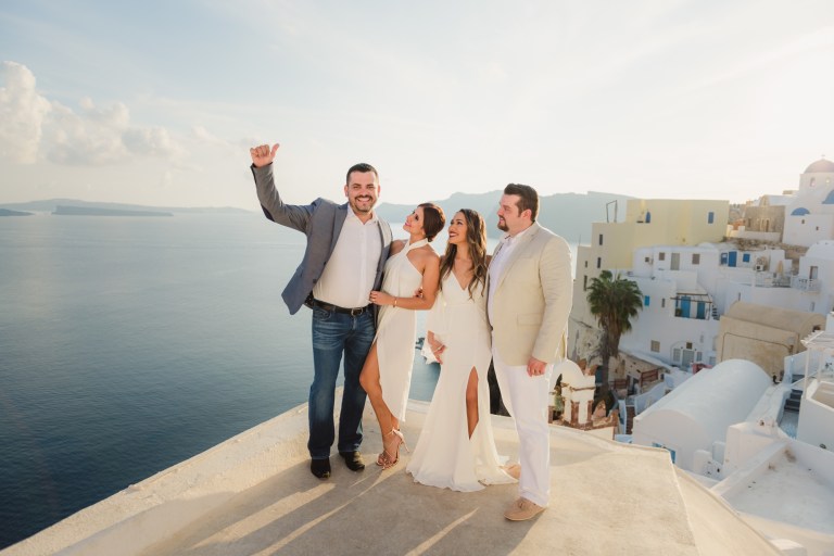 Santorini-trip-friends-vacation-family-003