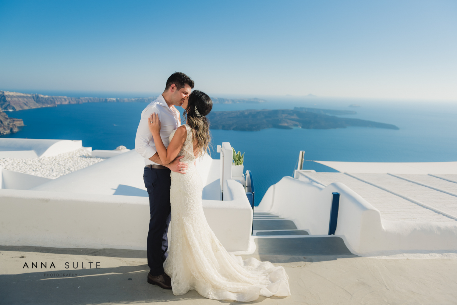 Honeymooners on their photo shoot in Thera