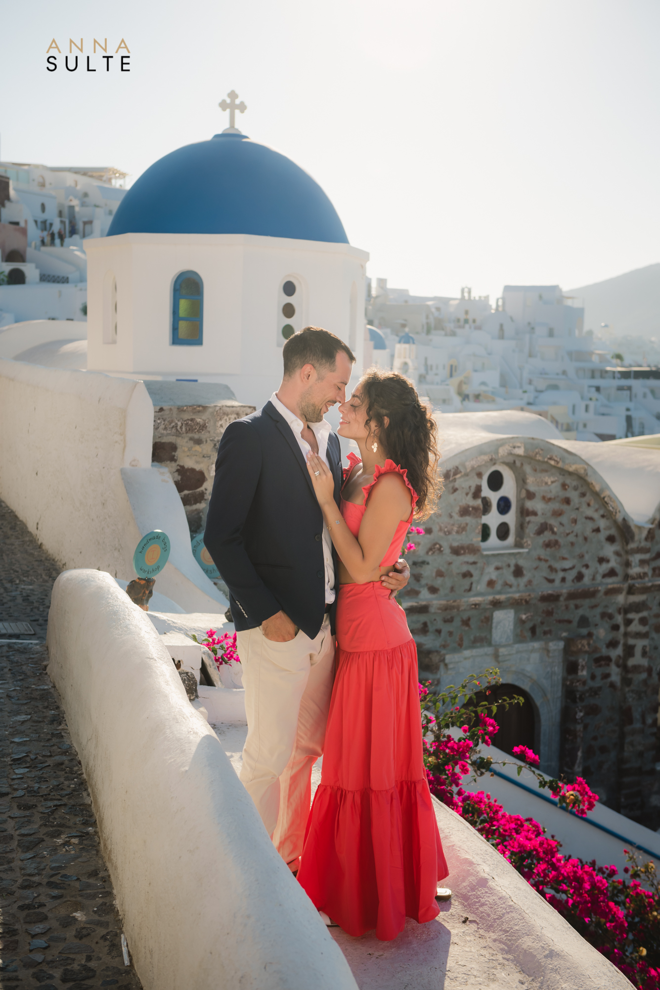 Romantic photoshoot in Santorini.