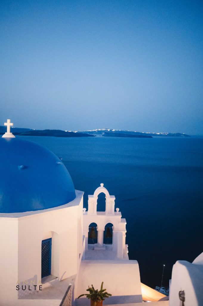 Discover the closest beaches to Santorini’s cliff-top gems: Oia, Imerovigli, Firostefani, and Fira. From the beautiful Ammoudi Bay and secluded Koloumbos Beach to the tranquil Vourvoulos and vibrant Exo Gialos, each spot offers unique beauty and charm. Pack your sunscreen and embark on a beach-hopping adventure that captures the island's magic.