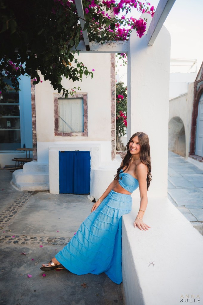 Teen photoshoot in Santorini whitewashed alley
