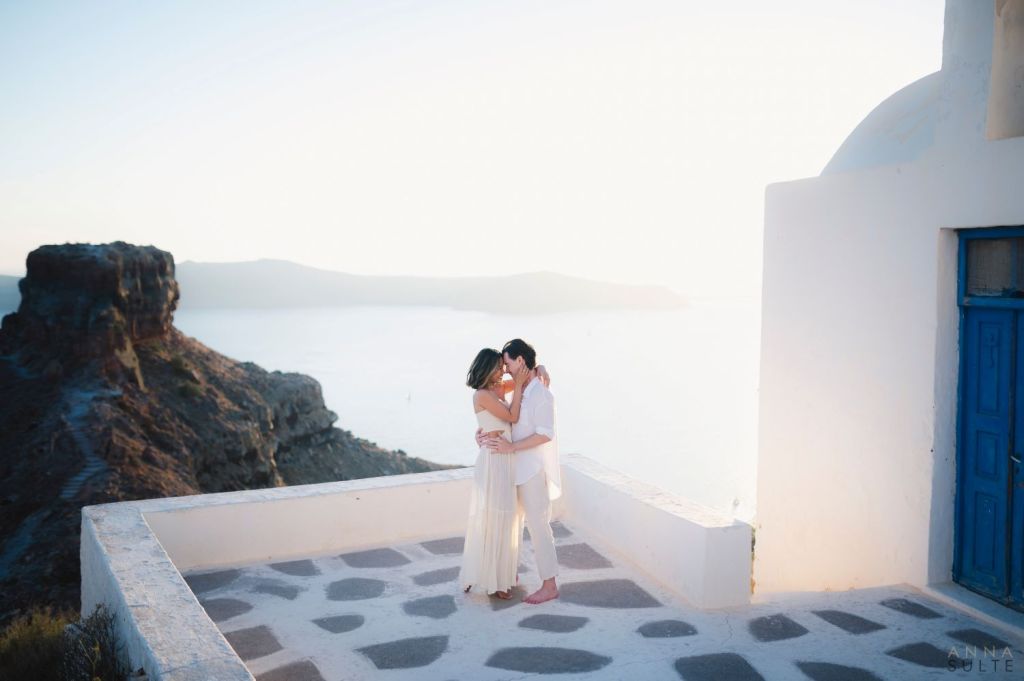 A sunset couples photoshoot in Imerovigli, highlighting the caldera views, sunset light, and the atmosphere that makes Santorini feel effortless and special.