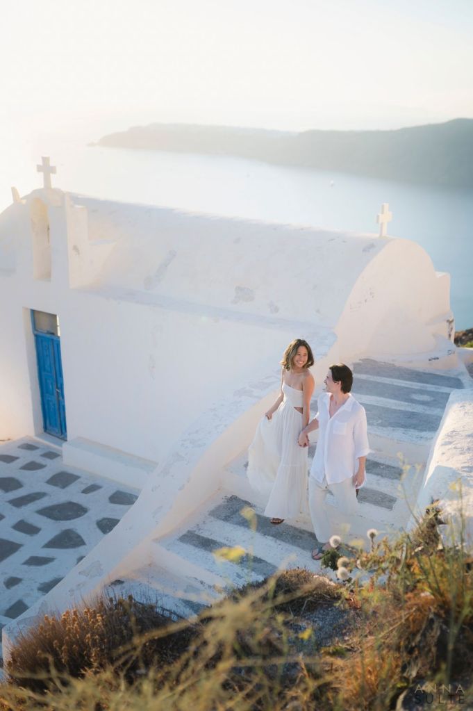 A relaxed sunset photo session in Imerovigli, where warm light, open views, and a calm atmosphere come together for timeless Santorini images.
