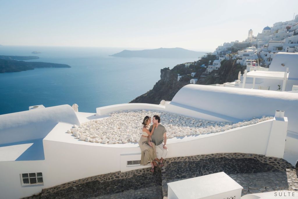 A relaxed sunset photo session in Imerovigli, warm light, open views with white washed houses, and a calm atmosphere come together for timeless Santorini images.