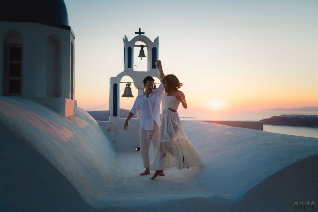 A relaxed evening photoshoot in Imerovigli, focusing on natural moments, wide caldera views, and the gentle energy of Santorini at sunset.