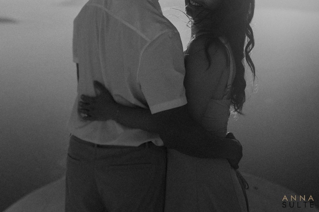 Black-and-white romantic couple portrait in Santorini, highlighting intimate sunset moments.